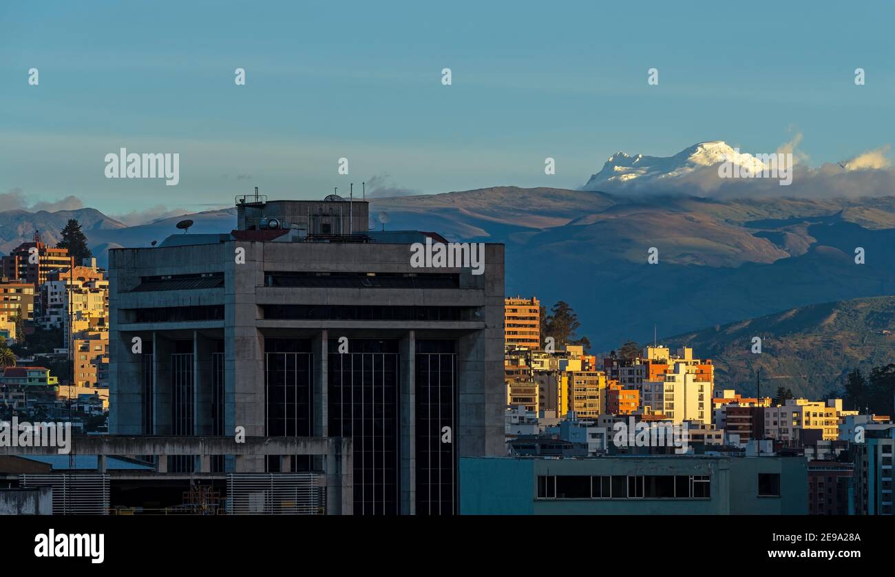 Quito Stadtbild Panorama bei Sonnenuntergang mit dem schneebedeckten Antisana Vulkan, Ecuador. Stockfoto