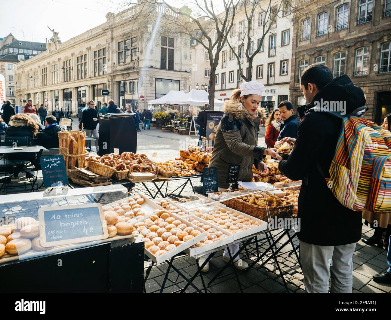 Straßburg, Frankreich - Feb 23, 2018: Menschen Fußgänger kaufen auf dem Markt im Freien Stand Bagels französisch Croissants und andere Bäckereien von Paul Gebäck Laden Boulangeries Stockfoto