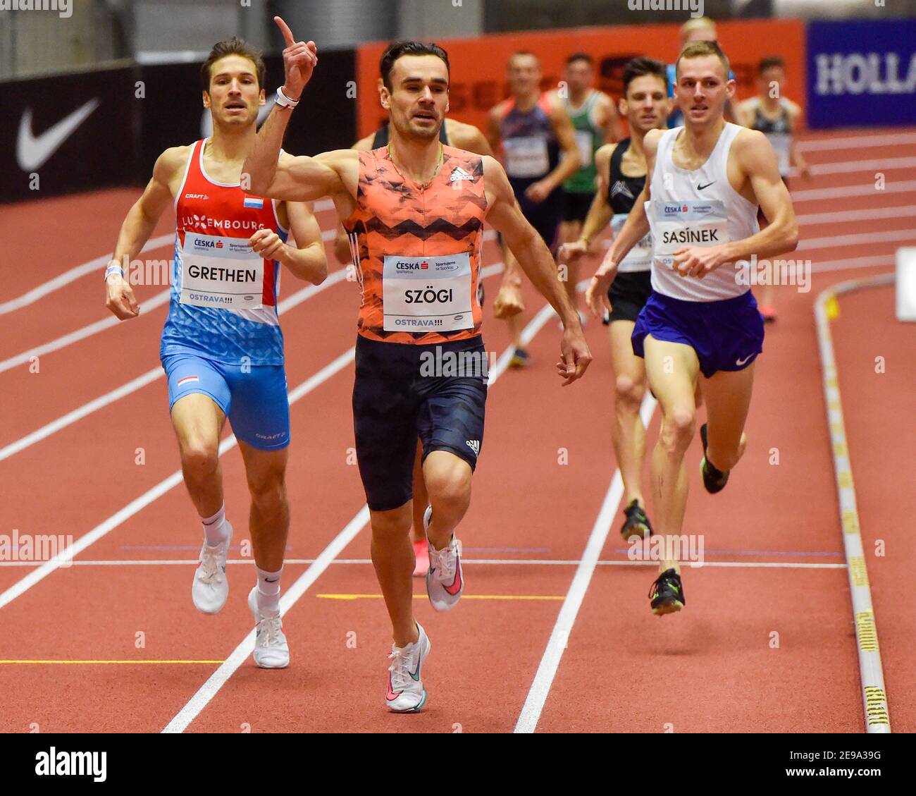 Ostrava, Tschechische Republik. Februar 2021, 03rd. Von links CHARLES GRETHEN von Luxemburg, ISTVAN SZOGI von Ungarn, Tschechische FILIP SASINEK im Einsatz während der Tschechischen Indoor Gala internationale Indoor-Sportevent - Herren´s 1500 m in Ostrava, Tschechische Republik, 3. Februar 2021. Kredit: Jaroslav Ozana/CTK Foto/Alamy Live Nachrichten Stockfoto