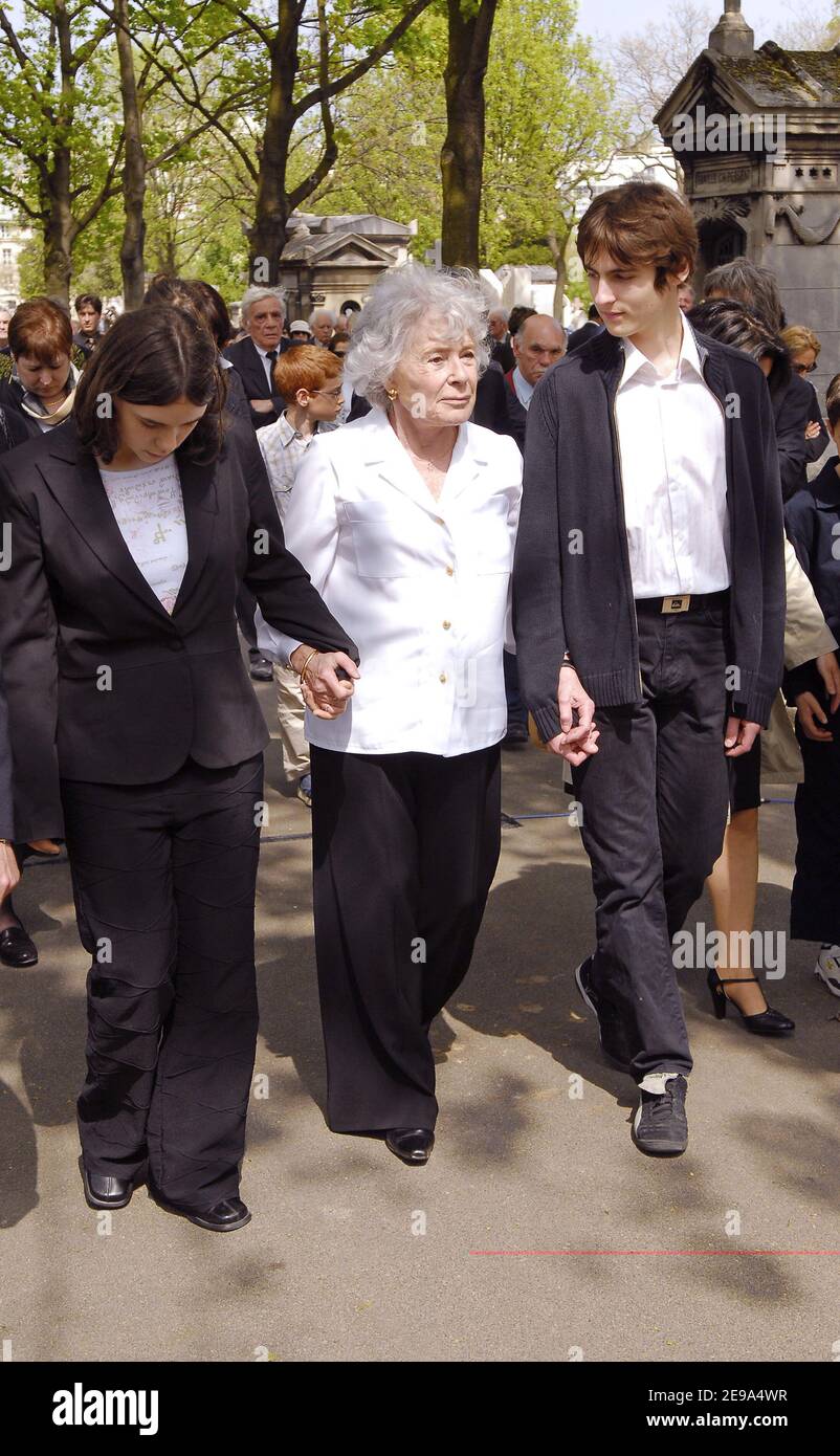 Der französische Journalist Claude Sarraute und Jean Francois Revel Enkel während der Beerdigung von Jean-Francois Revel auf dem Friedhof Montparnasse in Paris am 5. Mai 2006. Foto von Bruno Klein/ABACAPRESS.COM. Stockfoto