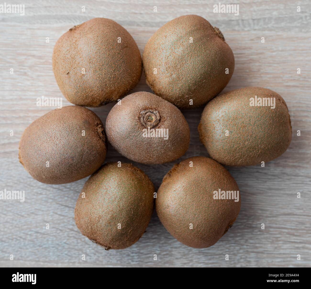 Gruppe von reifen ganzen grünen Kiwi Frucht auf einem hölzernen Tabelle Stockfoto