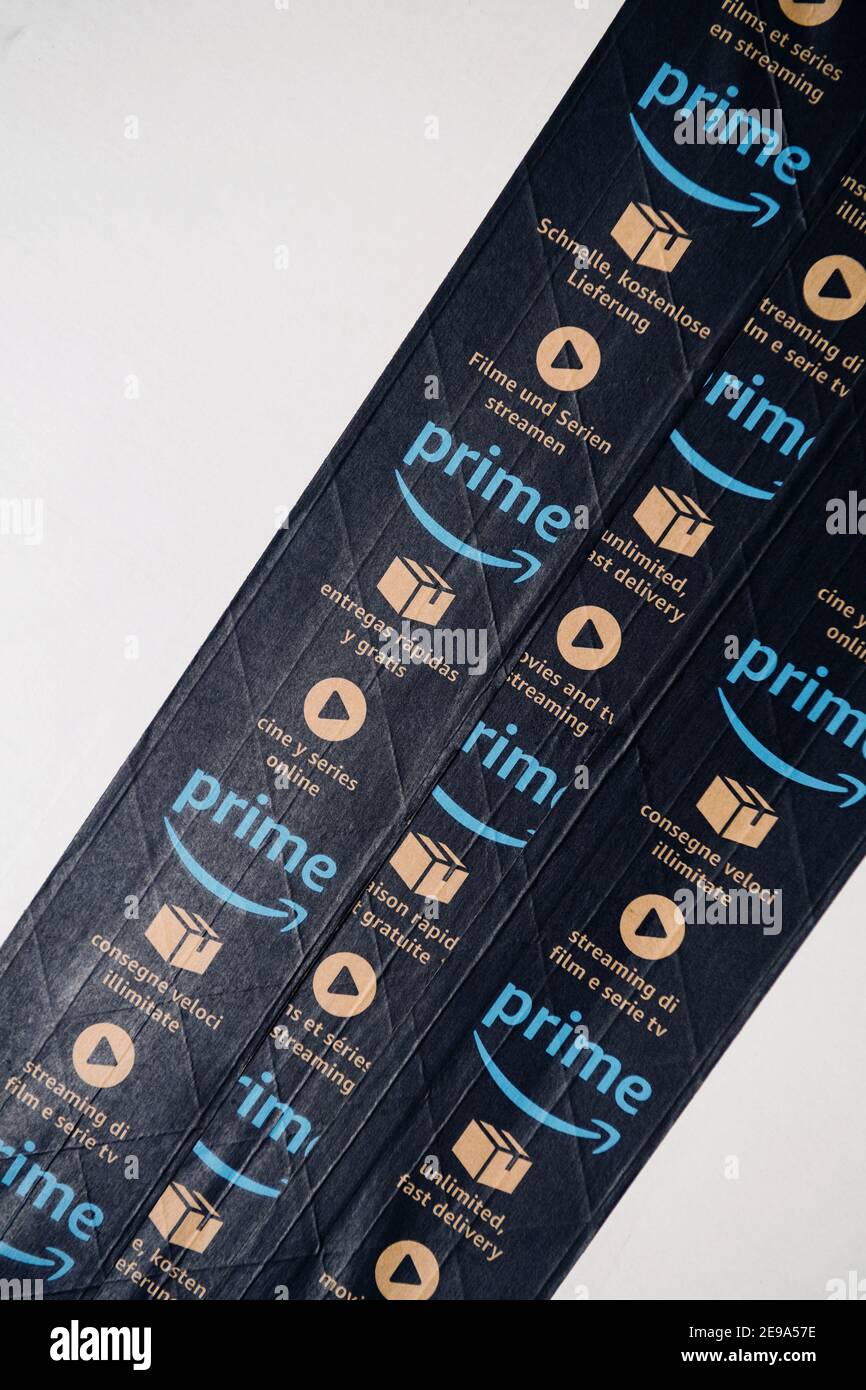 Paris, Frankreich - Jan 23, 2021: Overhead-Ansicht von mehreren Zeilen Amazon Prime Scotch-Band auf der Pappe eines Pakets mit Prime-Werbung für schnelle Lieferung und Streaming-tv Stockfoto