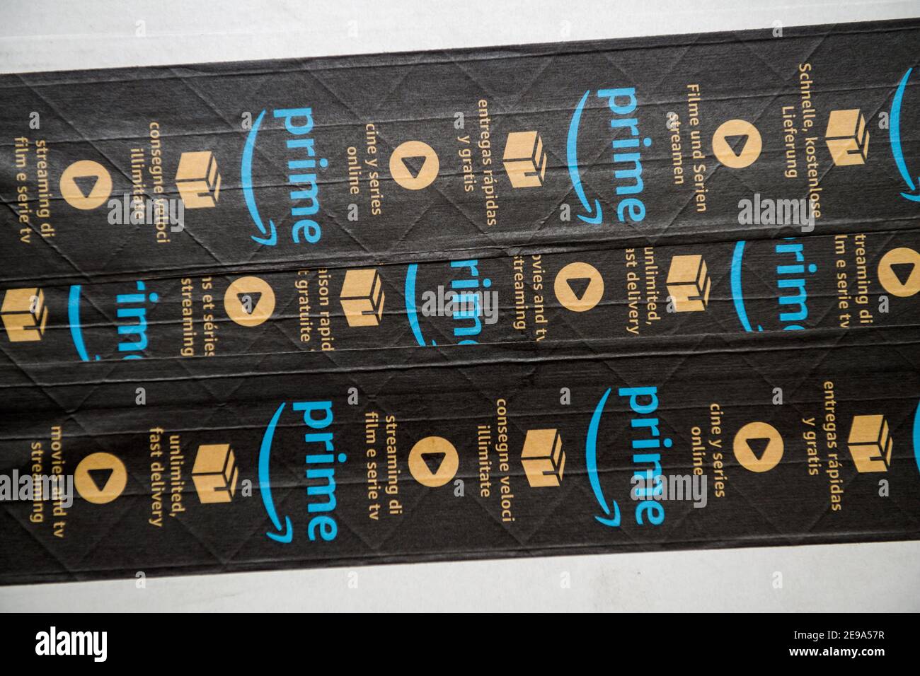Paris, Frankreich - 23. Jan 2021: Nahaufnahme von mehreren Zeilen Amazon  Prime-Scotch-Band auf dem Karton eines Paketes mit Prime-Werbung für  schnelle Lieferung und TV-Streaming Stockfotografie - Alamy