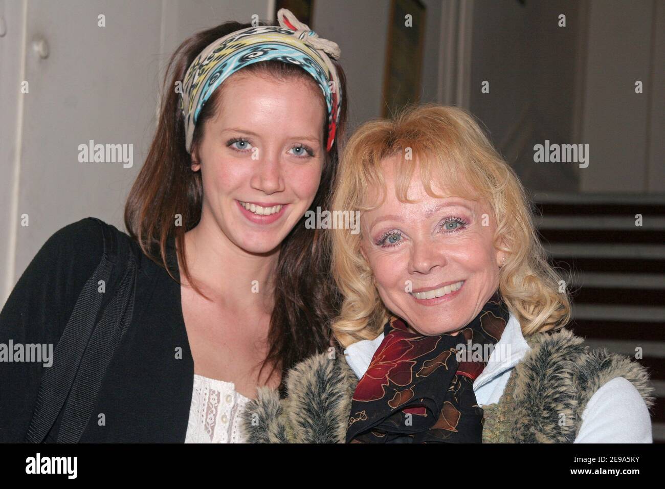 EXKLUSIV. Die französische Schauspielerin Sara Giraudeau (Bernard Giraudeaus Tochter) posiert mit Isabelle Aubret nach ihrer Show 'Le Monologues du Vagin' am Theater de Paris, Paris, Frankreich, am 7. Mai 2006. Foto von Denis Guignebourg/ABACAPRESS.COM Stockfoto