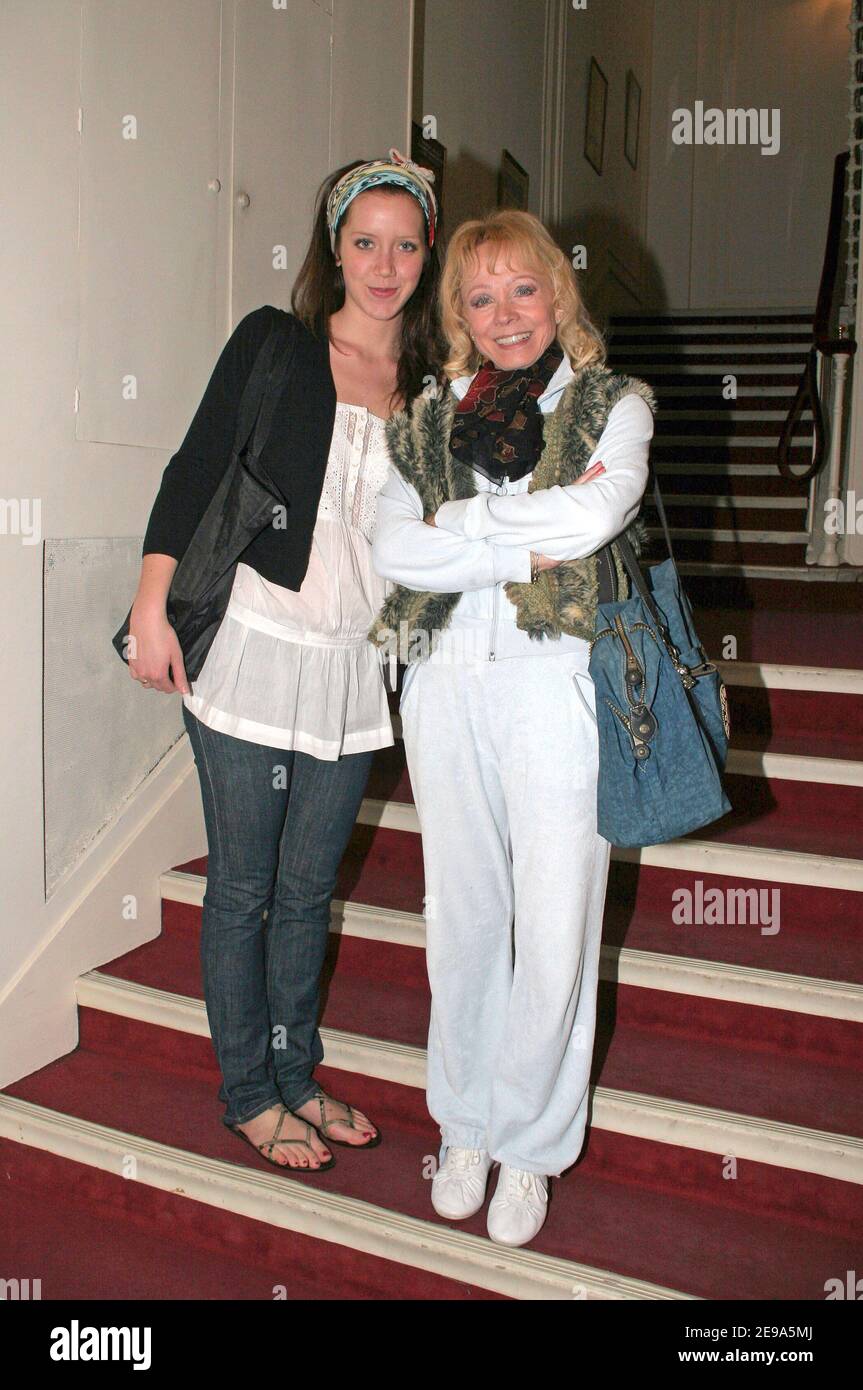 EXKLUSIV. Die französische Schauspielerin Sara Giraudeau (Bernard Giraudeaus Tochter) posiert mit Isabelle Aubret nach ihrer Show 'Le Monologues du Vagin' am Theater de Paris, Paris, Frankreich, am 7. Mai 2006. Foto von Denis Guignebourg/ABACAPRESS.COM Stockfoto