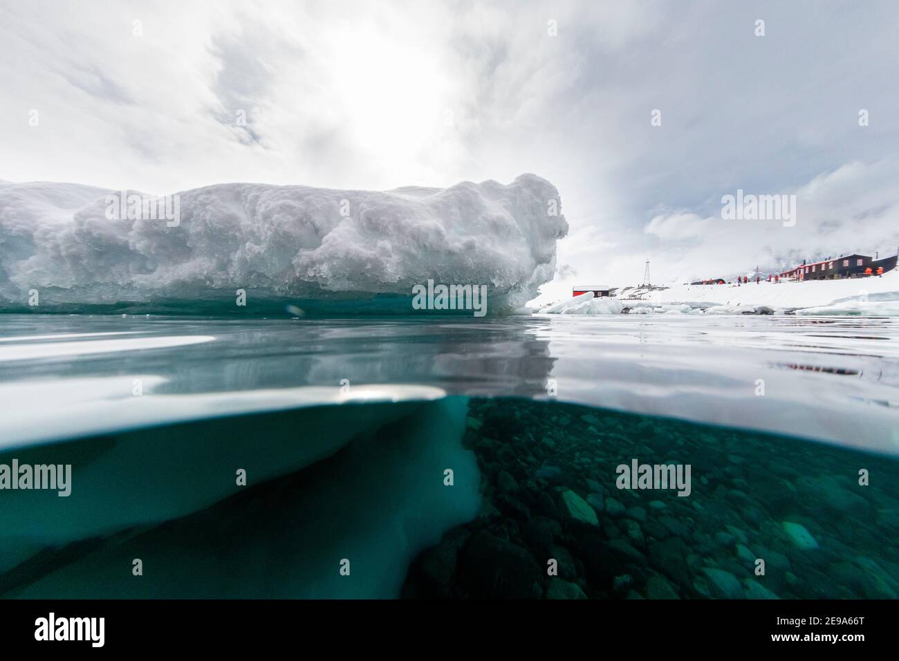 Über- und Unteransicht der Britischen Basis A und des Eises in Port Lockroy, Antarktis. Stockfoto