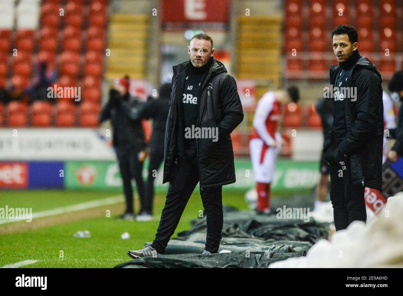 Rotherham, Großbritannien. Februar 2021, 03rd. Wayne Rooney Manager von Derby County beobachtet seine Seite in Rotherham, Großbritannien am 2/3/2021. (Foto von Dean Williams/News Images/Sipa USA) Quelle: SIPA USA/Alamy Live News Stockfoto