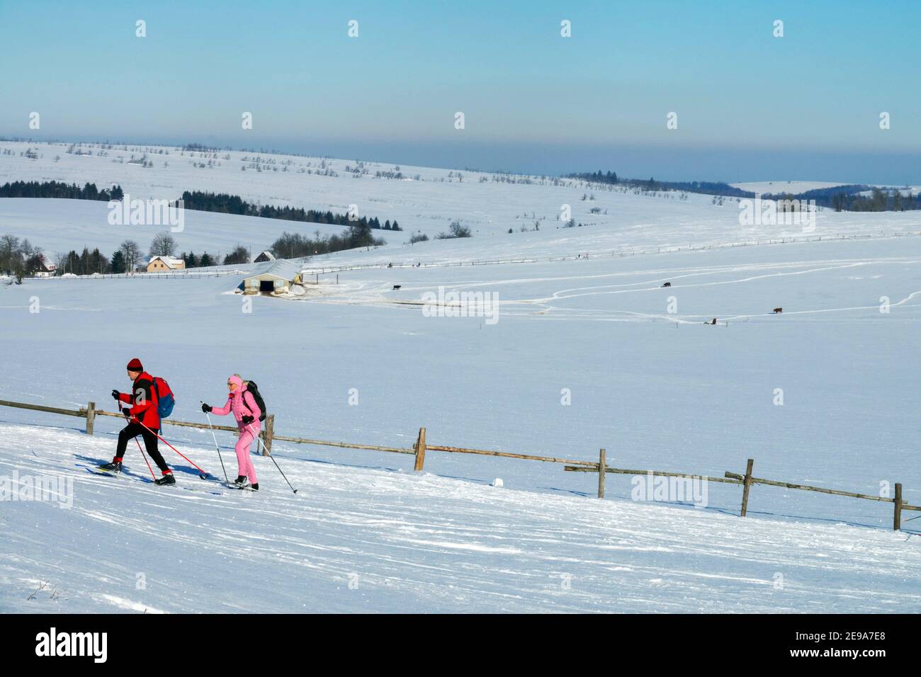 Älteres Winterpaar Skilanglauf Mann und Frau, die im Winter auf dem Land spazieren gehen Stockfoto