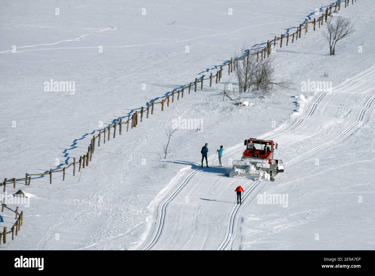Pistenmaschine auf Langlaufloipe, Schneepflug auf Bergrücken Erzgebirge Tschechien Stockfoto