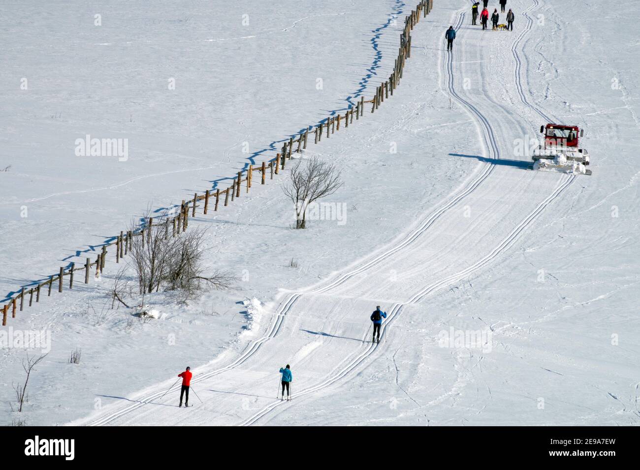 Schneeräummaschine auf Langlaufloipen, Bergkamm Ore Mountains Tschechische Republik Schneepflug Skifahren in den tschechischen Bergen Stockfoto