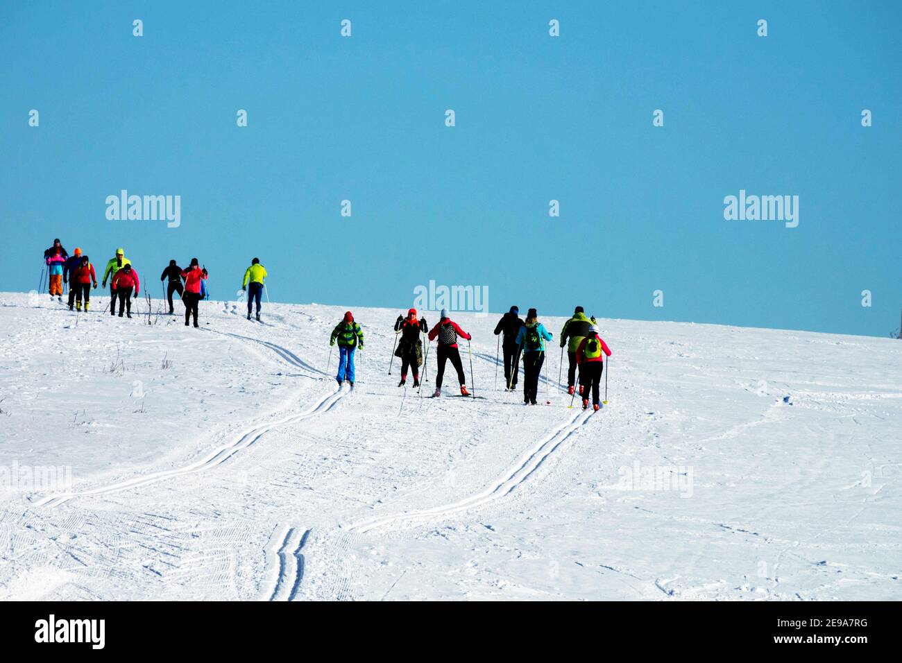 Langläufer Menschen Skifahren auf tschechischen Bergen Stockfoto