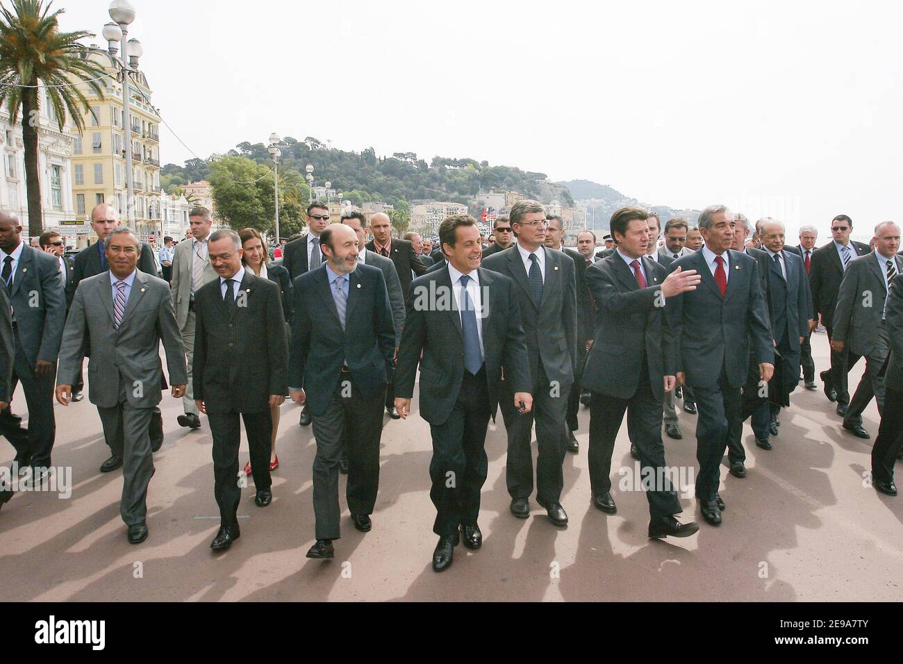 Frankreichs Innenminister Nicolas Sarkozy versammelt am 12. Mai 2006 die Innenminister der westlichen Mittelmeerländer in Nizza im Südosten Frankreichs zur XII. CIMO (Konferenz der Innenminister des westlichen mittelmeerraums). Nach einem Spaziergang auf der Promenade des Anglais hielten die Minister eine Pressekonferenz ab, um die CIMO zu befragen. (L bis R) Antonio Luis Santos da Costa (Portugal), Chakib Benmoussa (Marokko), Perez Rubalcaba, Nicolas Sarkozy, Tony Borg, Christian Estrosi und Daho Ould Kablia. Foto von Gerald Holubowicz/ABACAPRESS.COM Stockfoto