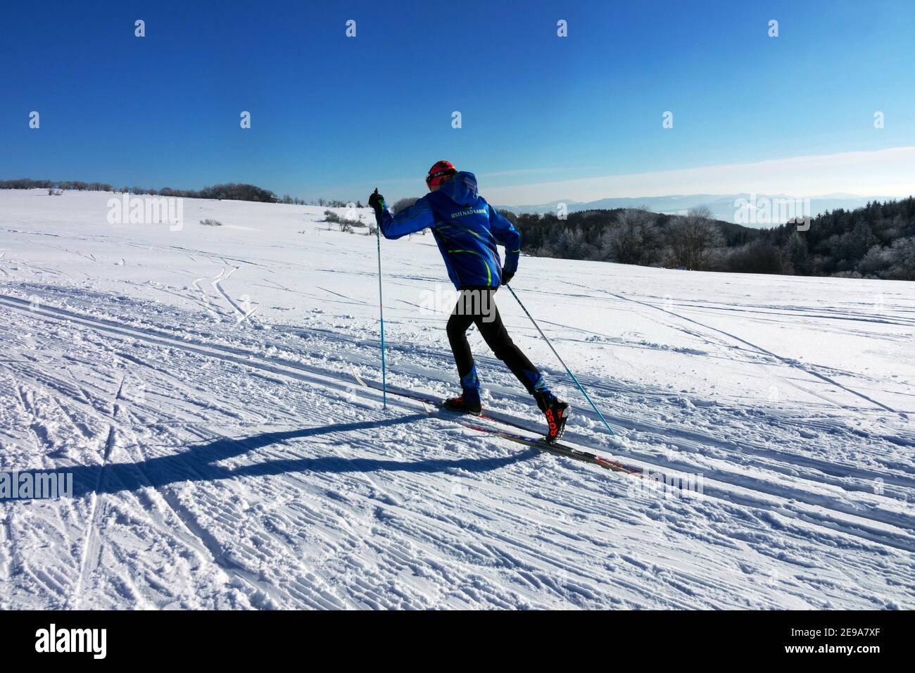 Frau Skilanglauf, Frau Skifahren Stockfoto