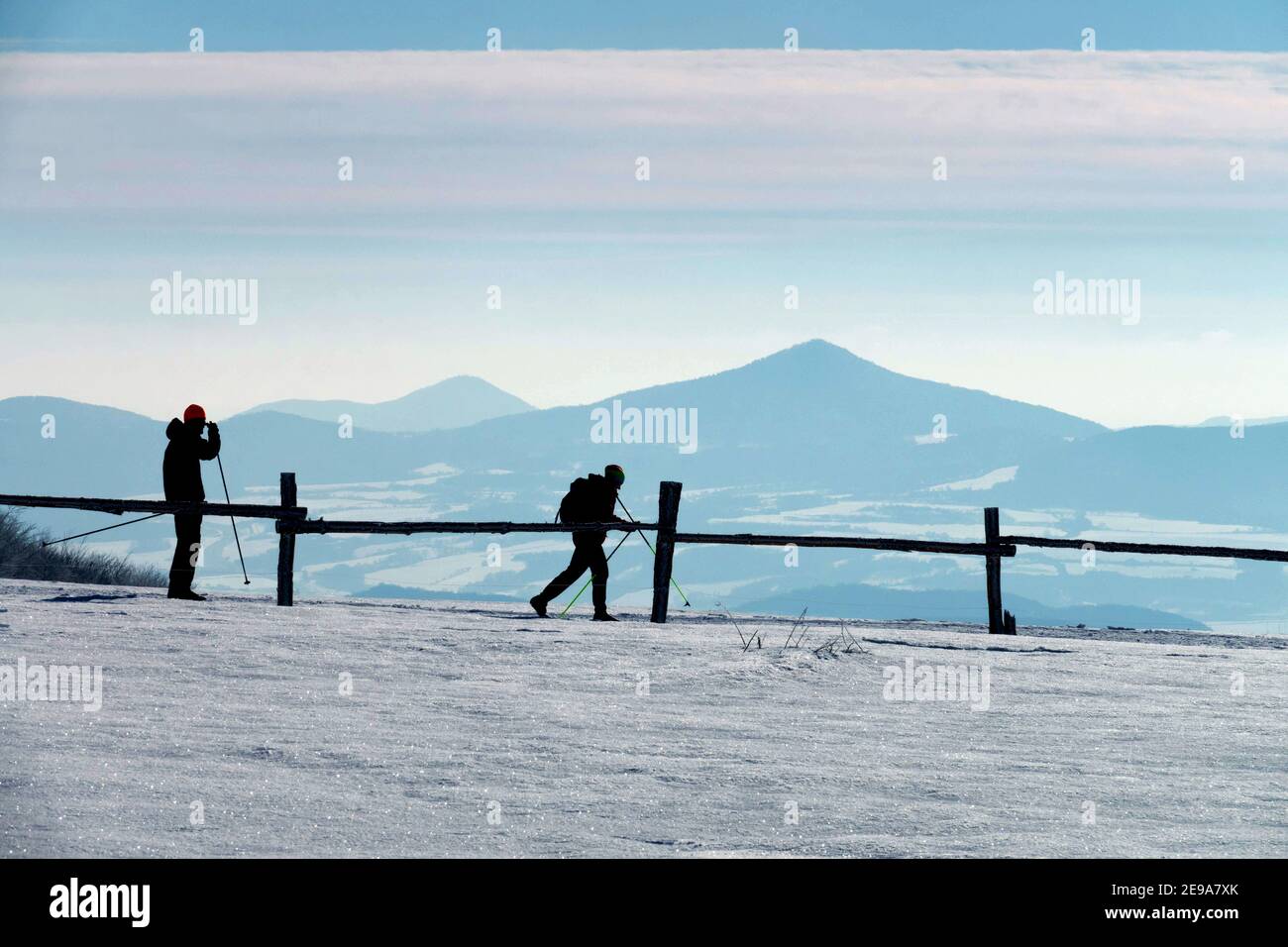Erzgebirge Landschaft in der Tschechischen Republik Schnee Winter Bergrücken zwei Skifahrer Skilanglauf Tschechische Berge Winter Stockfoto