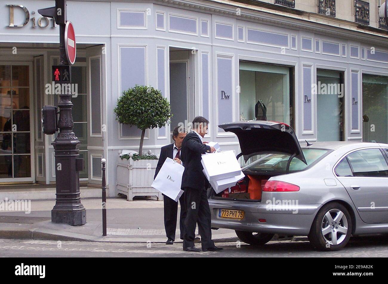 EXKLUSIV. Gerard Lanvin mit Christian Clavier am Set von 'Le prix a payer' auf der Avenue Montaigne in Paris, Frankreich am 12. Mai 2006. Keine Gutschrift. Stockfoto