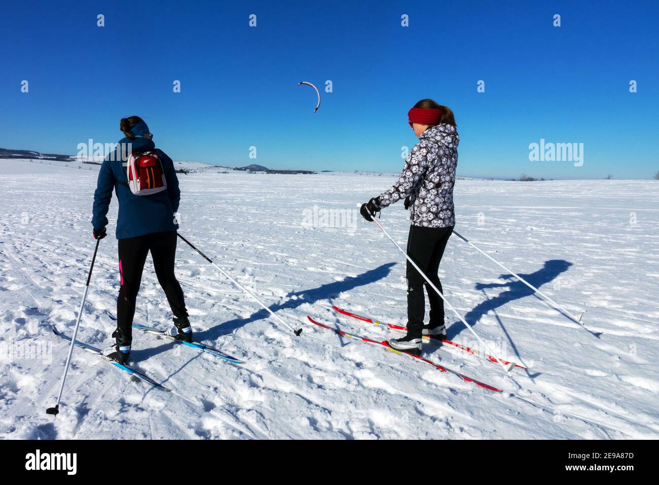 Zwei Frauen Skilangläufer Winterschnee Landschaft Frauen Skifahren Tschechische Republik Stockfoto