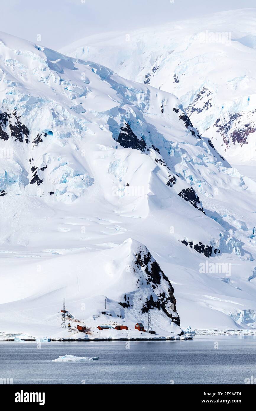 Die argentinische Forschungsstation Almirante Brown, in Paradise Harbour, Antarktis. Stockfoto