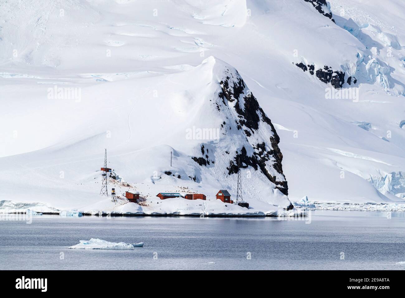Die argentinische Forschungsstation Almirante Brown, in Paradise Harbour, Antarktis. Stockfoto