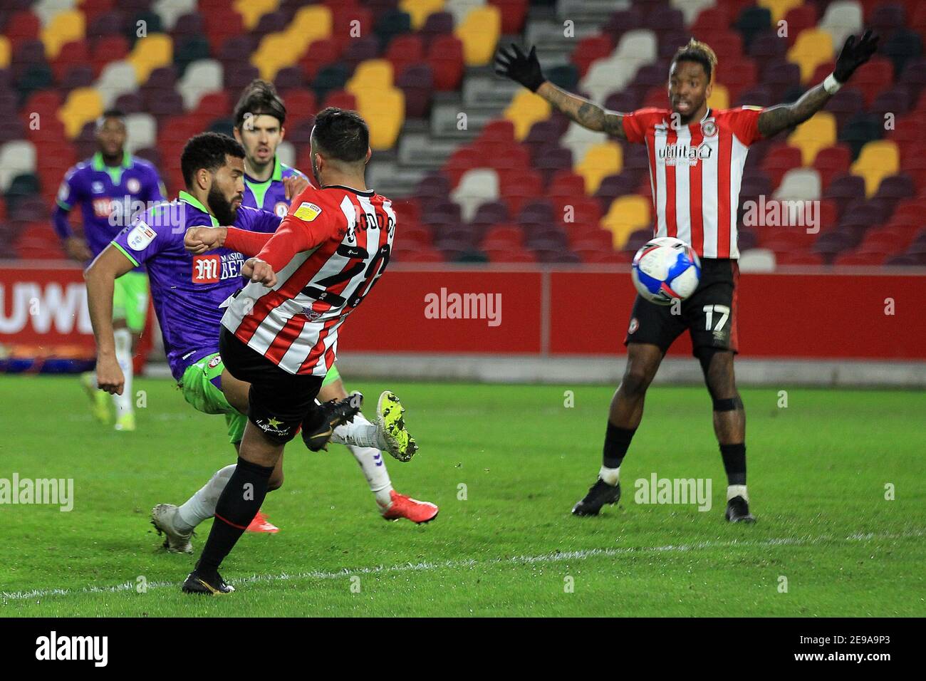 London, Großbritannien. Februar 2021, 3rd. London, Großbritannien. Februar 2021, 03rd. Saman Ghoddos von Brentford (20) erzielt seinen Teams 3rd Tor. EFL Skybet Championship Match, Brentford gegen Bristol City im Brentford Community Stadium, Brentford in London am Mittwoch, 3rd. Februar 2021. Dieses Bild darf nur für redaktionelle Zwecke verwendet werden. Nur redaktionelle Verwendung, Lizenz für kommerzielle Nutzung erforderlich. Keine Verwendung in Wetten, Spiele oder ein einzelner Club / Liga / Spieler Publikationen. PIC von Steffan Bowen / Andrew Orchard Sport Fotografie / Alamy Live News Kredit: Andrew Orchard Sport Fotografie / Alamy Live News Stockfoto