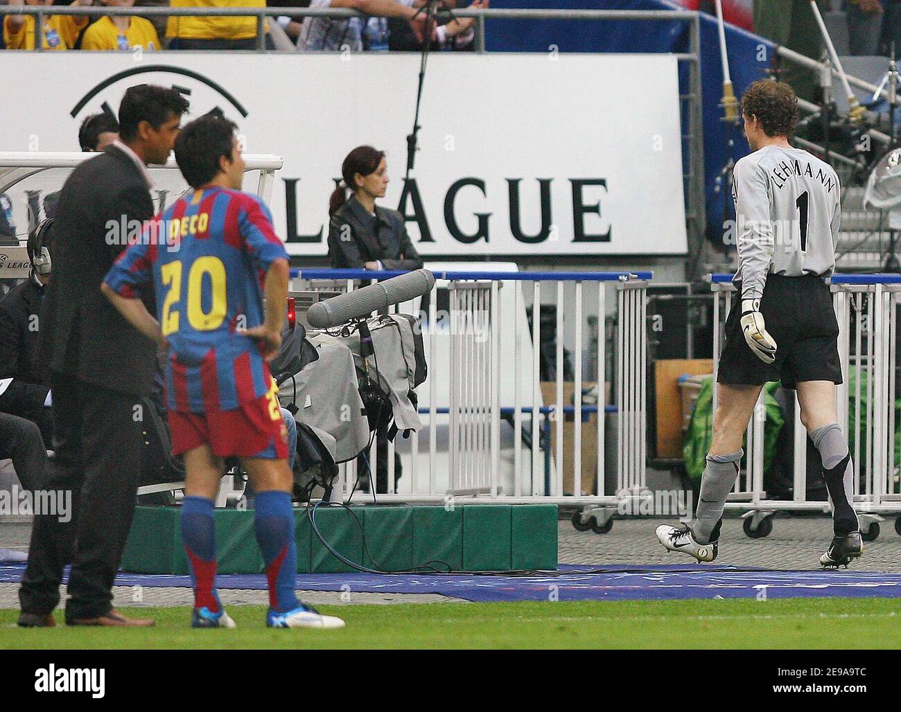 Arsenals Torhüter Jens Lehmann verlässt das Feld nach seiner roten Karte während des Champions-League-Finales Barcelona gegen Arsenal am 17. Mai 2006 im Stade de France in Saint Denis bei Paris, Frankreich. Barcelona gewann 2-1. Foto von Christian Liewig/CAMELEON/ABACAPRESS.COM Stockfoto