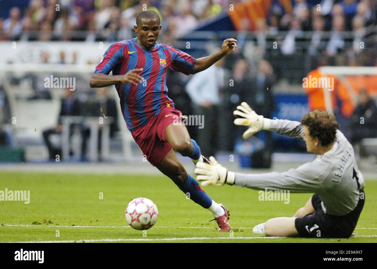 Barcelonas Samuel Eto'o und Arsenals Jens Lehmann kämpfen während des Champions-League-Finales Barcelona gegen Arsenal am 17. Mai 2006 im Stade de France in Saint Denis bei Paris um den Ball. Barcelona gewann 2-1. Foto von Nicolas Gouhier/CAMELEON/ABACAPRESS.COM Stockfoto