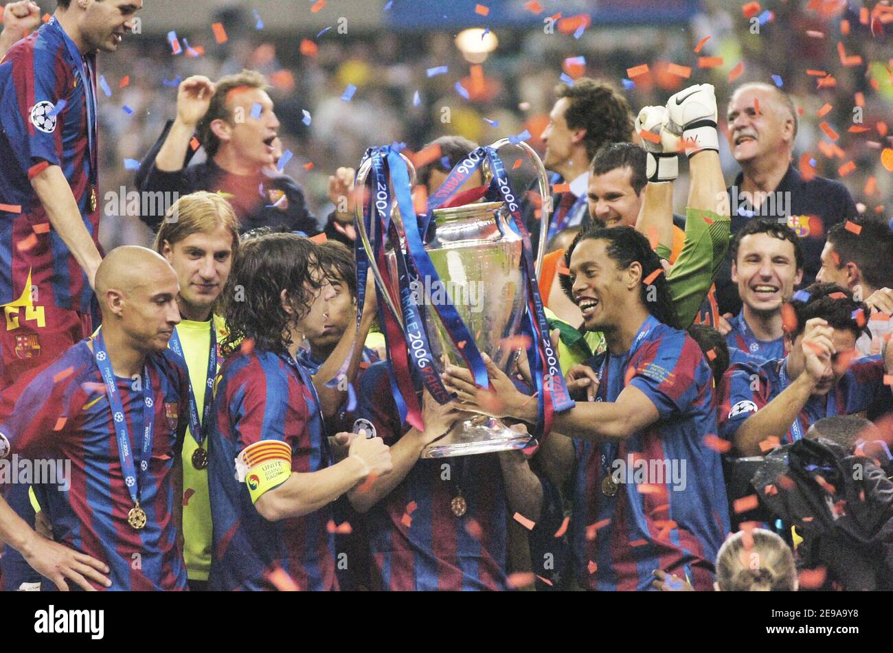 Carles Puyol Ronaldinho Champions League Stockfotos Und Bilder Kaufen Alamy
