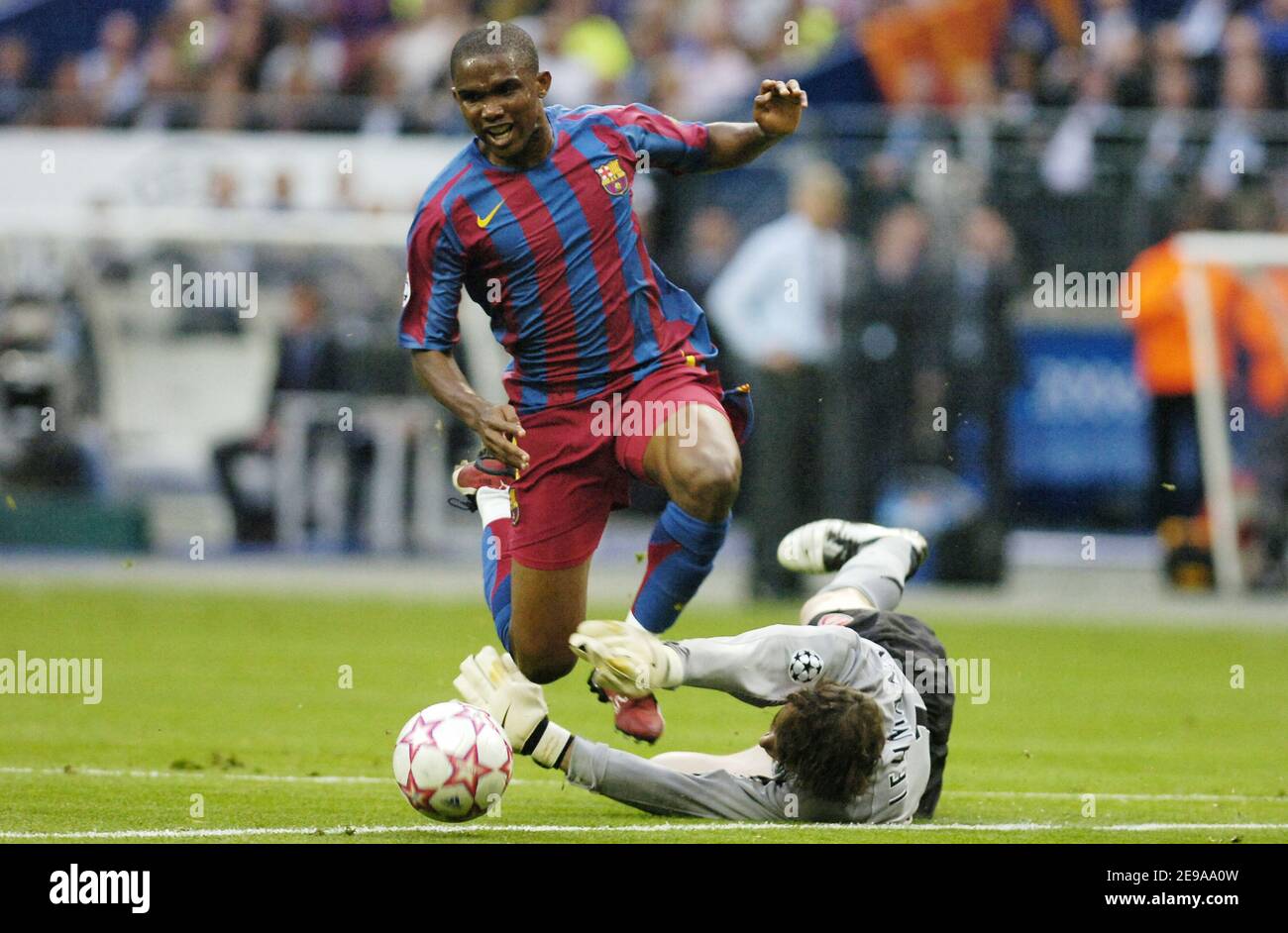 Barcelonas Samuel Eto'o und Arsenals Jens Lehmann kämpfen während des Champions-League-Finales Barcelona gegen Arsenal am 17. Mai 2006 im Stade de France in Saint Denis bei Paris um den Ball. Barcelona gewann 2-1. Foto von Nicolas Gouhier/CAMELEON/ABACAPRESS.COM Stockfoto