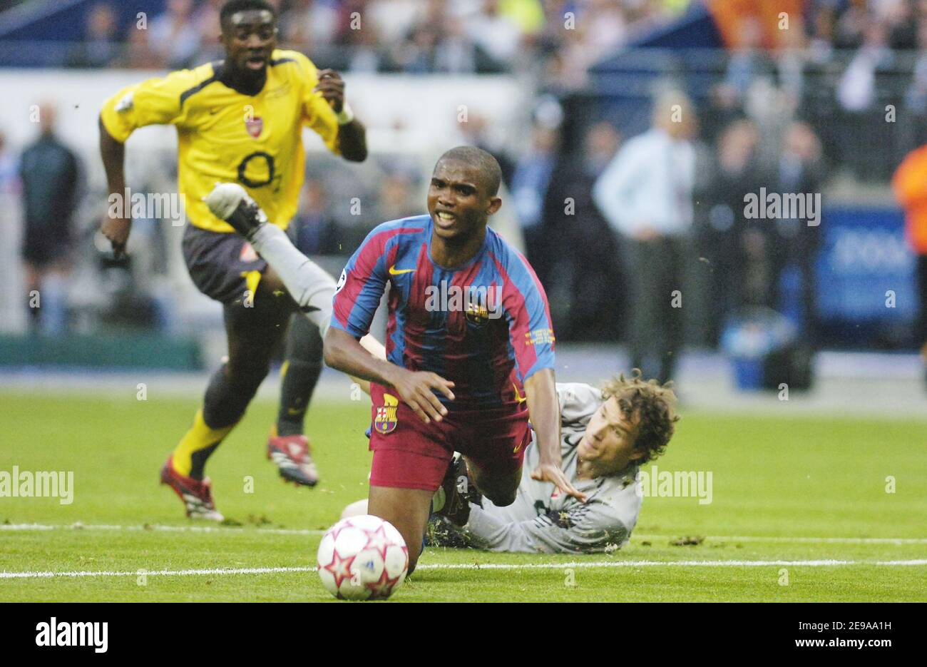 Barcelonas Samuel Eto'o und Arsenals Jens Lehmann kämpfen während des Champions-League-Finales Barcelona gegen Arsenal am 17. Mai 2006 im Stade de France in Saint Denis bei Paris um den Ball. Barcelona gewann 2-1. Foto von Nicolas Gouhier/CAMELEON/ABACAPRESS.COM Stockfoto