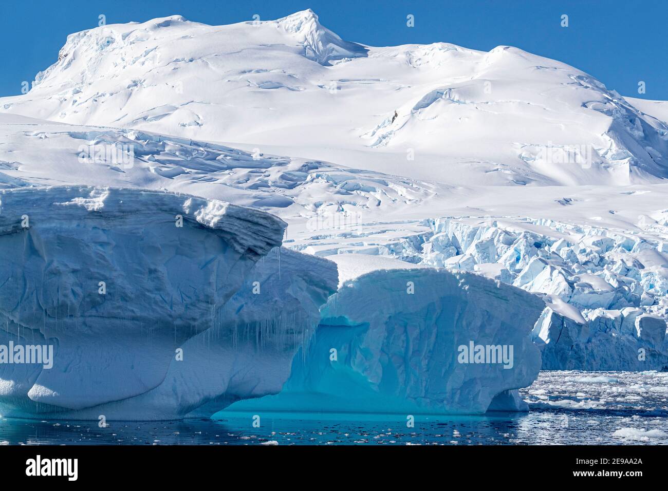 Schneebedeckte Berge, Gletscher und Eis in Cierva Cove, Hughes Bay, Antarktis. Stockfoto