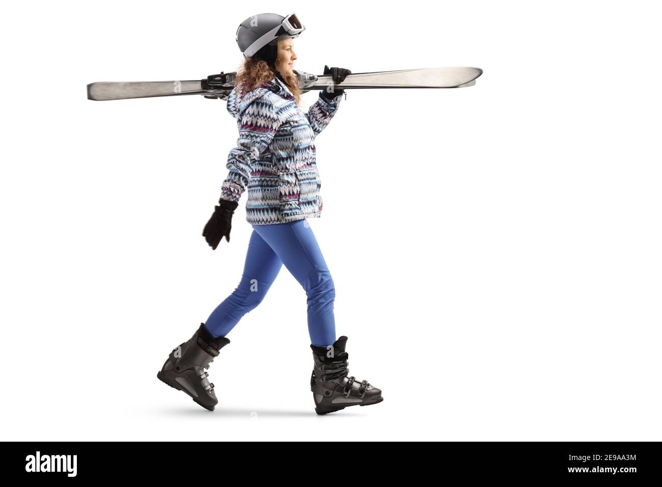 Ganzkörperaufnahme einer jungen Hündin mit Skifahren Stiefel laufen isoliert auf weißem Hintergrund Stockfoto