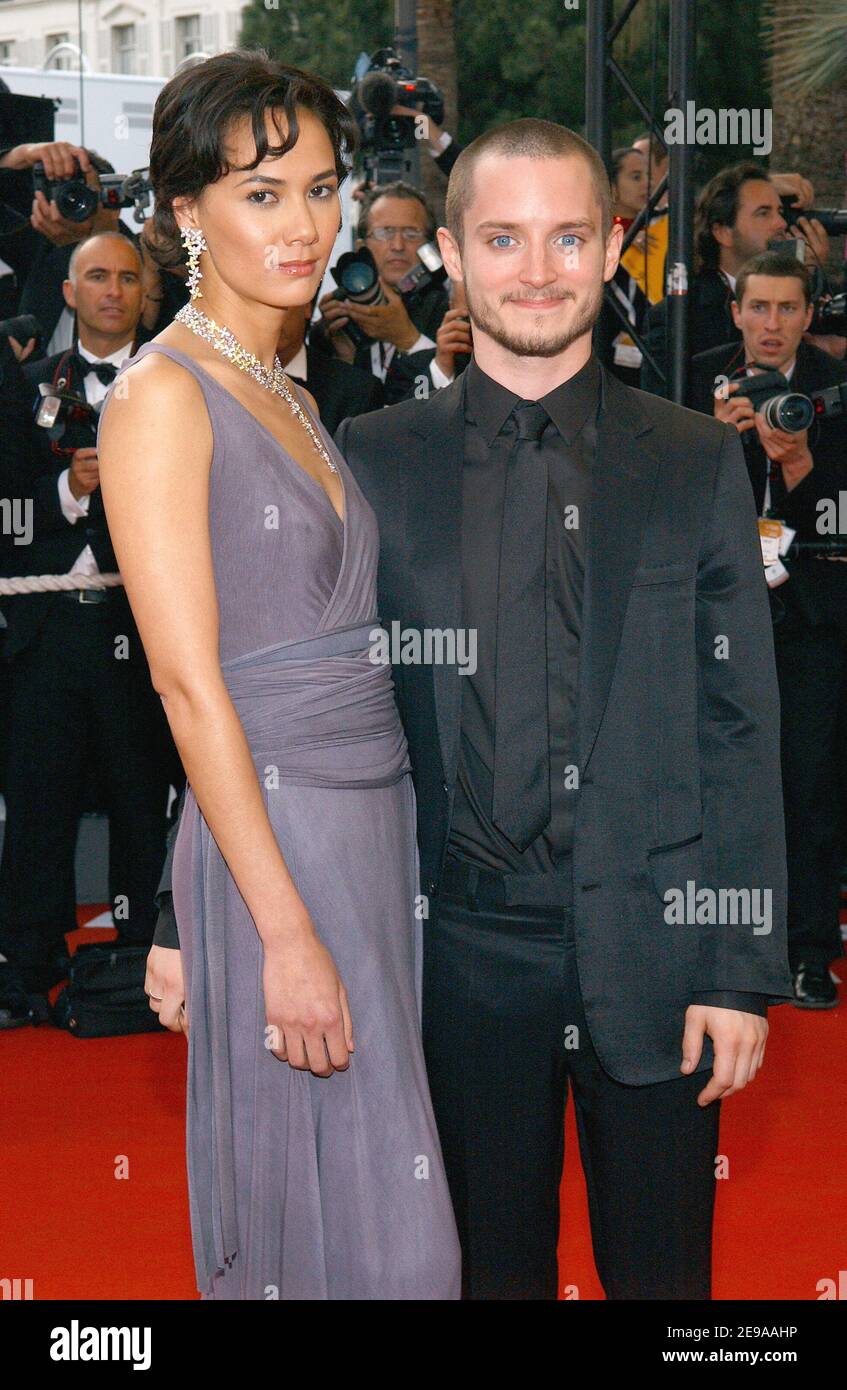 Elijah Wood und seine Freundin Pamela Racine kommen am 18. Mai 2006 zur Vorführung von "der Wind, der die Gerste schüttelt" bei den Filmfestspielen von Cannes 59th. Foto von Hahn-Nebinger-Orban/ABACAPRESS.COM Stockfoto