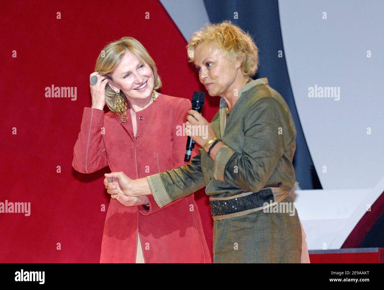 Die französische Journalistin Marine Jacquemin und der Humorist Muriel Robin nehmen an der Zeremonie Teil, bei der die französische Schauspielerin Mireille Darc 2006 am 19. Mai 2006 den "Clarins Woman Dynamisante Prize" in Paris, Frankreich, gewinnt. Diese Veranstaltung fand im Champs Elysees Theater statt. Foto von Bruno Klein/ABACAPRESS.COM Stockfoto