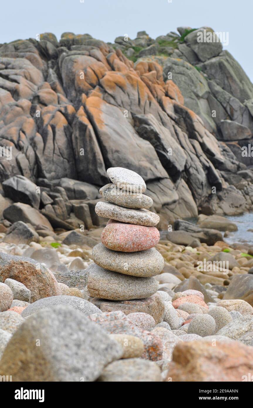 Säulen aus Kieselsteinen auf Felsen mit Flechten im Hintergrund auf der Insel St. Agnes, Isles of Scilly.Cornwall.UK Stockfoto