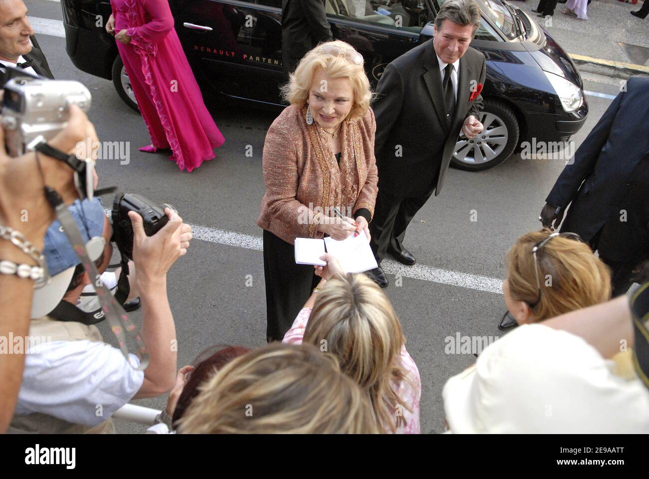 Gena Rowlands unterzeichnet Autogramme an ihre Fans während der Filmfestspiele von Cannes 59th, in Cannes, Frankreich, am 19. Mai 2006. Foto von Axelle de Russe/ABACAPRESS.COM Stockfoto