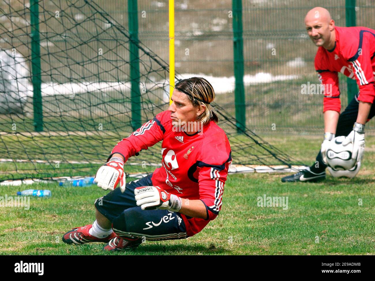 Frankreichs Torhüter Gregory Coupét und Torhüter Fabien Barthez im Bild während einer Trainingseinheit in Tignes, Französische Alpen, Frankreich am 23. Mai 2006. Die französische Mannschaft trainiert in Tignes vor der WM in Deutschland. Foto von Mehdi Taamallah/Cameleon/ABACAPRESS.COM Stockfoto