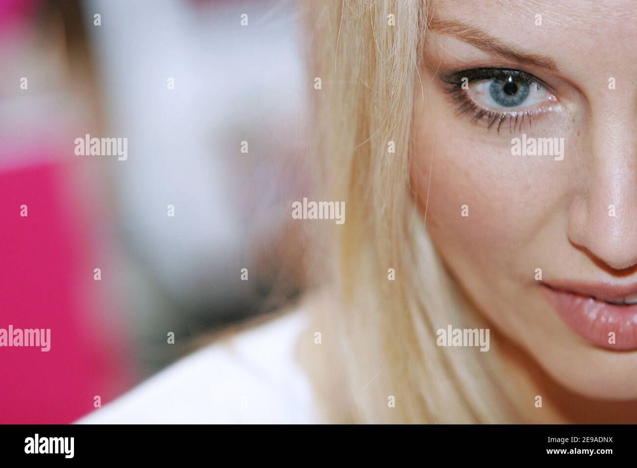 Die slowakische Model Adriana Karembeu wirbt ihre neue Kosmetiklinie 'Silicium' am 23. Mai 2006 in einer Parfümerie in Aix-en-Provence, Südfrankreich. Foto von Gerald Holubowicz/ABACAPRESS.COM Stockfoto