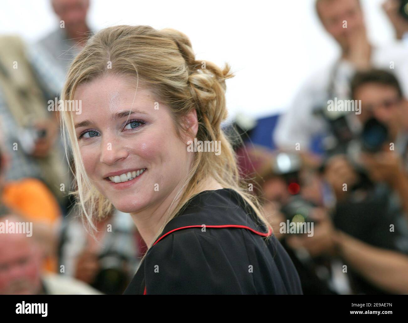 Die französische Schauspielerin Natacha Regnier posiert während der Fotoaufnahme von 'La raison du plus faible' unter der Regie von Lucas Belvaux, während der Filmfestspiele von Cannes 59th, am 24. Mai 2006 in Cannes, Frankreich. Foto von Hahn-Nebinger-Orban/ABACAPRESS.COM Stockfoto