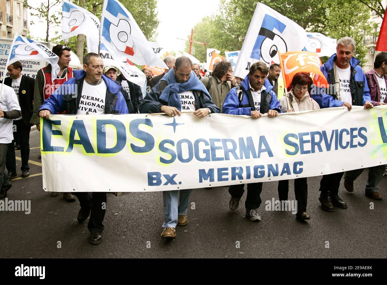 Einhundert Mitarbeiter von Sogerma protestieren am 24. Mai 2006 in der Nähe der EADS-Zentrale in Paris, Frankreich. Die European Aeronautic Defence and Space Company (EADS) hat vereinbart, den Zeitrahmen für die Schließung der EADS-Wartungsanlage zu ändern und nach Möglichkeiten zu suchen, um die Beschäftigung in der Region zu erhalten, sagte die Gruppe letzte Woche. Die Schließung des Werks, in dem bis zu 1.000 Arbeiter beschäftigt sind, wurde von den Gewerkschaften angeprangert und am 22. Mai besetzten rund 200 Beschäftigte eine Start- und Landebahn am Flughafen. Foto von Mousse/ABACAPRESS.COM Stockfoto