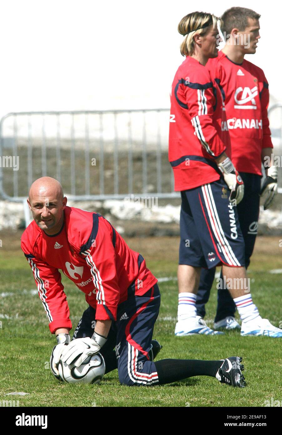 Frankreichs Torhüter Gregory Coupét, Torhüter Fabien Barthez und Torhüter Mickael Landreau im Bild während einer Trainingseinheit in Tignes, Französische Alpen, Frankreich am 25. Mai 2006. Die französische Mannschaft trainiert in Tignes vor der WM in Deutschland. Foto von Christian Liewig/ABACAPRESS.COM Stockfoto