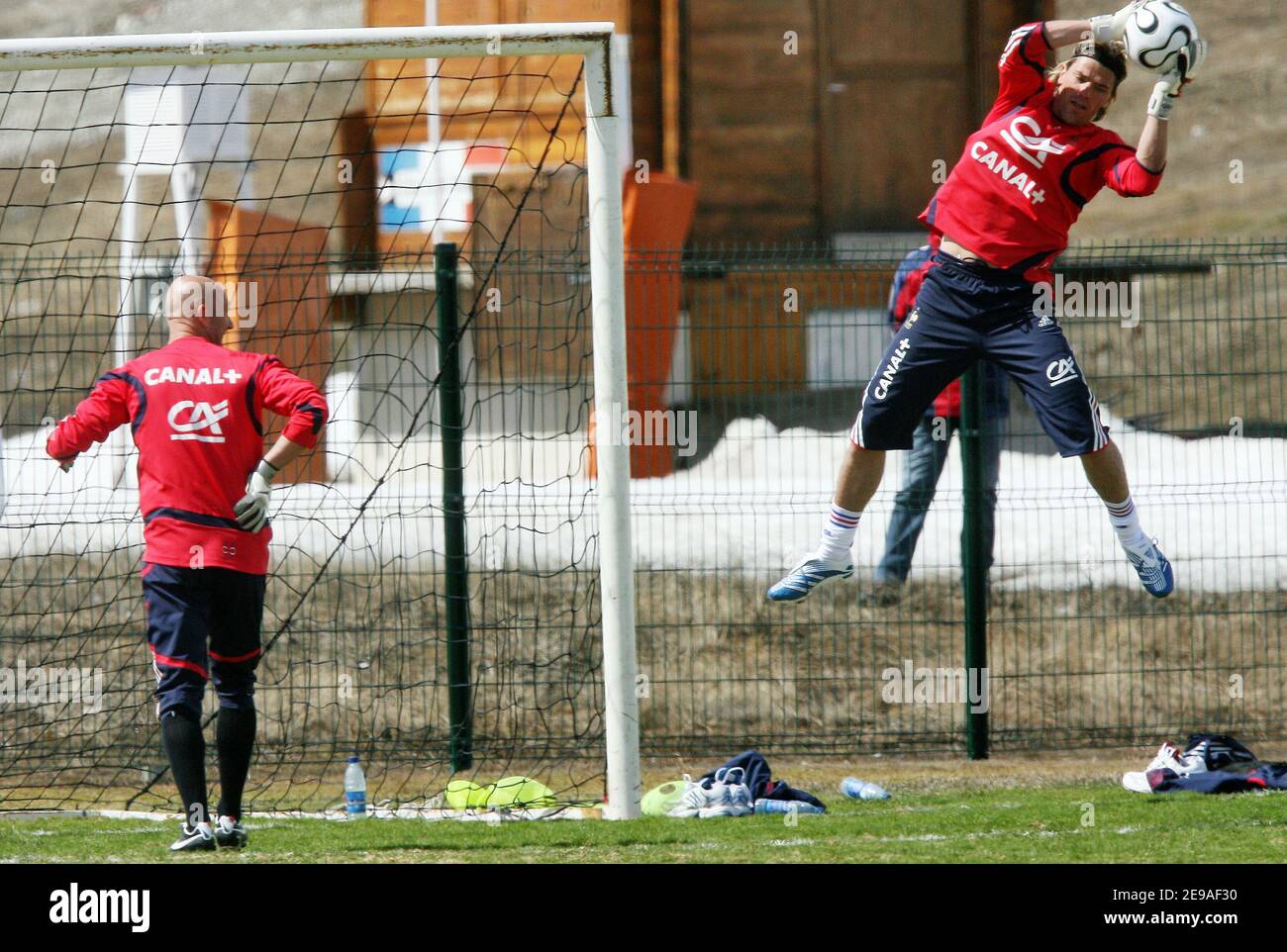 Frankreichs Torhüter Gregory Coupét und Torhüter Fabien Barthez im Bild während einer Trainingseinheit in Tignes, Französische Alpen, Frankreich am 25. Mai 2006. Die französische Mannschaft trainiert in Tignes vor der WM in Deutschland. Foto von Mehdi Taamallah/Cameleon/ABACAPRESS.COM Stockfoto