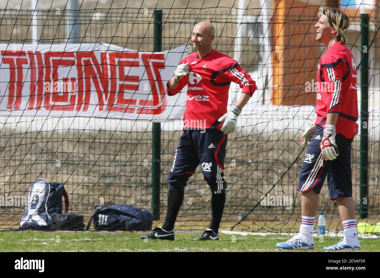 Frankreichs Torhüter Gregory Coupét und Torhüter Fabien Barthez im Bild während einer Trainingseinheit in Tignes, Französische Alpen, Frankreich am 25. Mai 2006. Die französische Mannschaft trainiert in Tignes vor der WM in Deutschland. Foto von Mehdi Taamallah/Cameleon/ABACAPRESS.COM Stockfoto