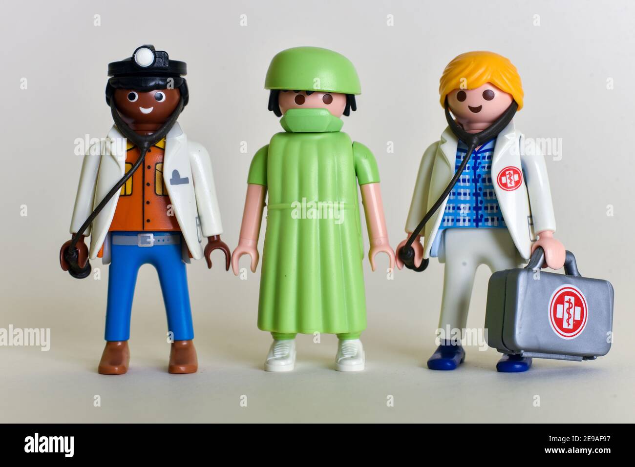 Playmobil Figuren, Konzept Fotografie, Medizin, Ärzte, NHS, Medizin,  Krankenhaus Stockfotografie - Alamy