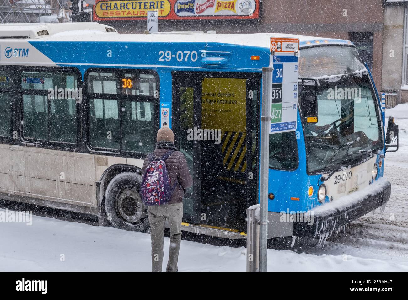 Montreal, CA - 2. Februar 2021: Mann an Bord eines STM-Bus während Schneesturm Stockfoto