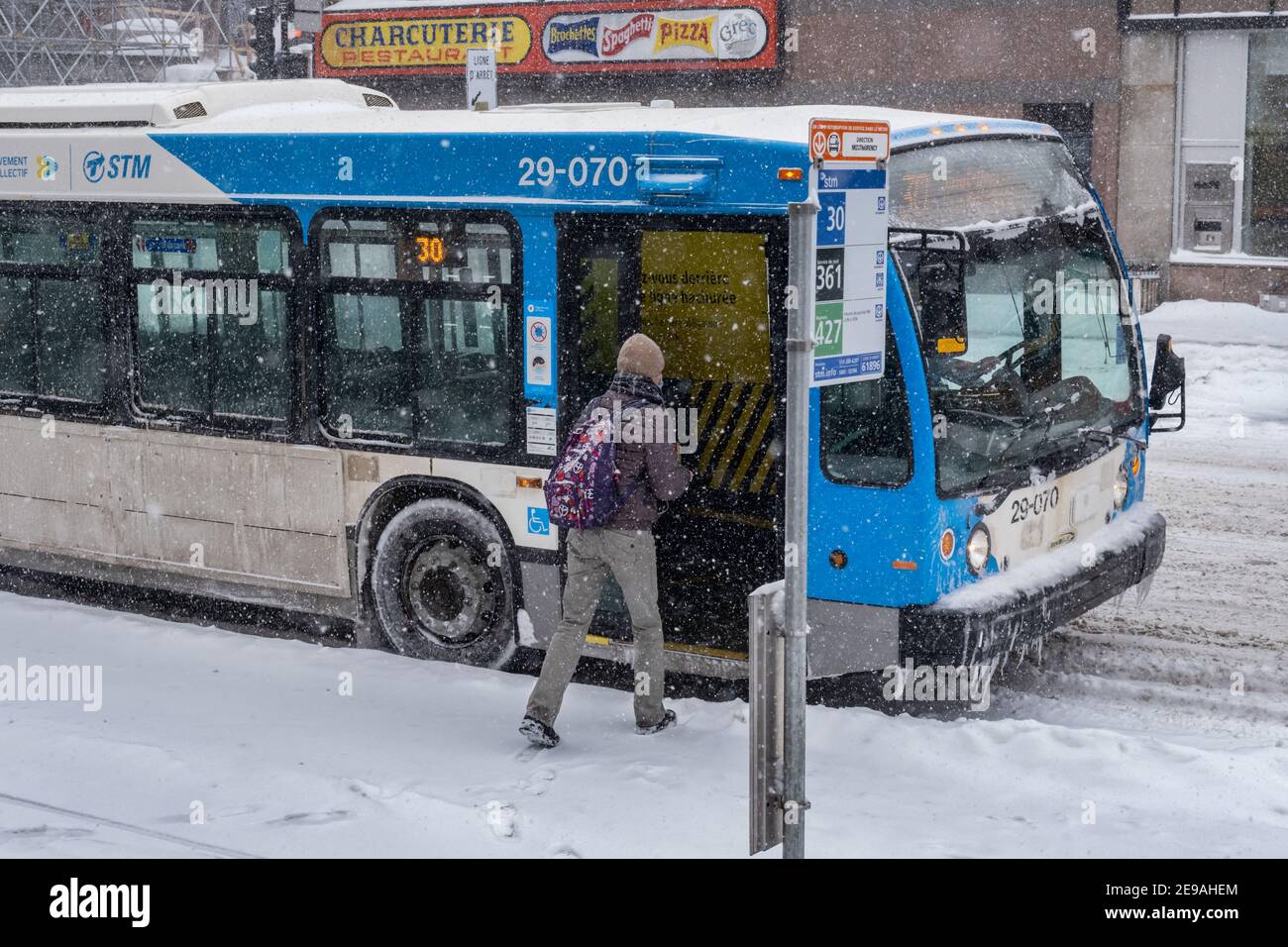 Montreal, CA - 2. Februar 2021: Mann an Bord eines STM-Bus während Schneesturm Stockfoto