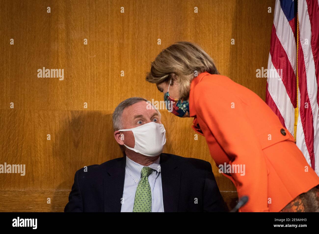 Washington, USA. Februar 2021, 03rd. USA - Februar 3: Senator Richard Burr, R-N.C., links, und Senator Shelley Moore Capito, R-W. VA., sprechen vor dem Beginn einer Anhörung des Senats Umwelt und Öffentliche Arbeiten Ausschuss Nominierung für Michael Stanley Regan zum Administrator der Environmental Protection Agency in Washington am Mittwoch, 3. Februar 2021. (Foto: Caroline Brehman/Pool/Sipa USA) Quelle: SIPA USA/Alamy Live News Stockfoto