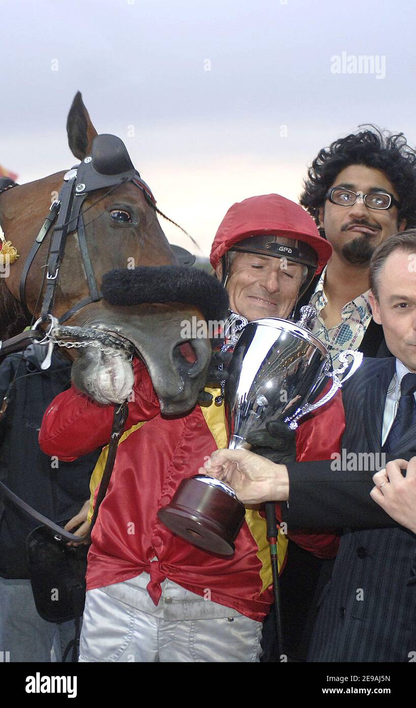 Sebastien Folin überreicht dem Gewinner des Preises 'Le Parisien' am 30. Mai 2006 die Trophäe auf der Pferderennbahn Vincennes in der Nähe von Paris. Foto von Giancarlo Gorassini/ABACAPRESS.COM Stockfoto