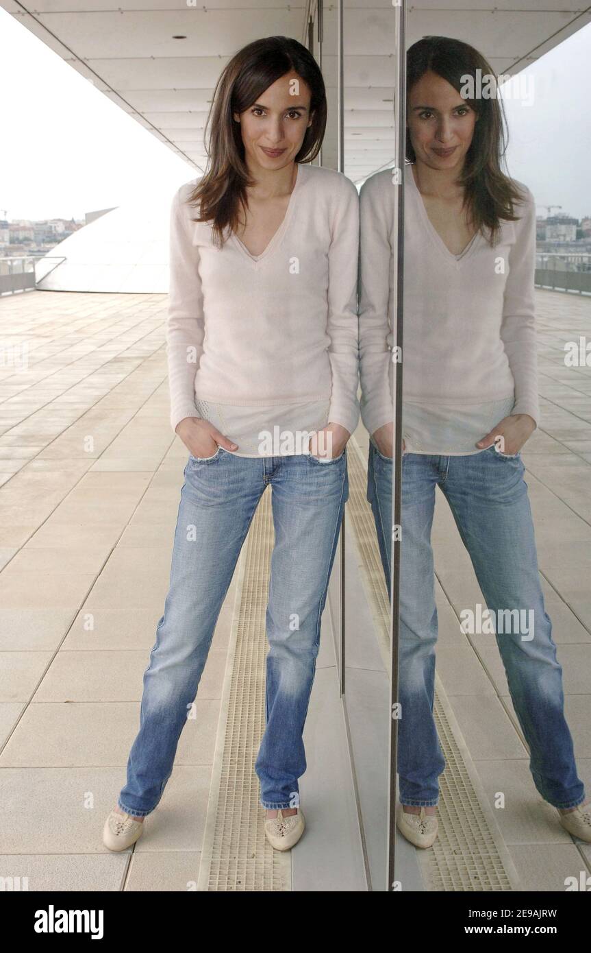 Amelle Chahbi, Humoristin und Besetzerin von 'The Jamel Comedy', posiert am 1. Juni 2006 auf dem Canal+ Dach in Paris. Jamels Show wird in diesem Sommer auf Sendung sein. Foto von Giancarlo Gorassini/ABACAPRESS.COM Stockfoto