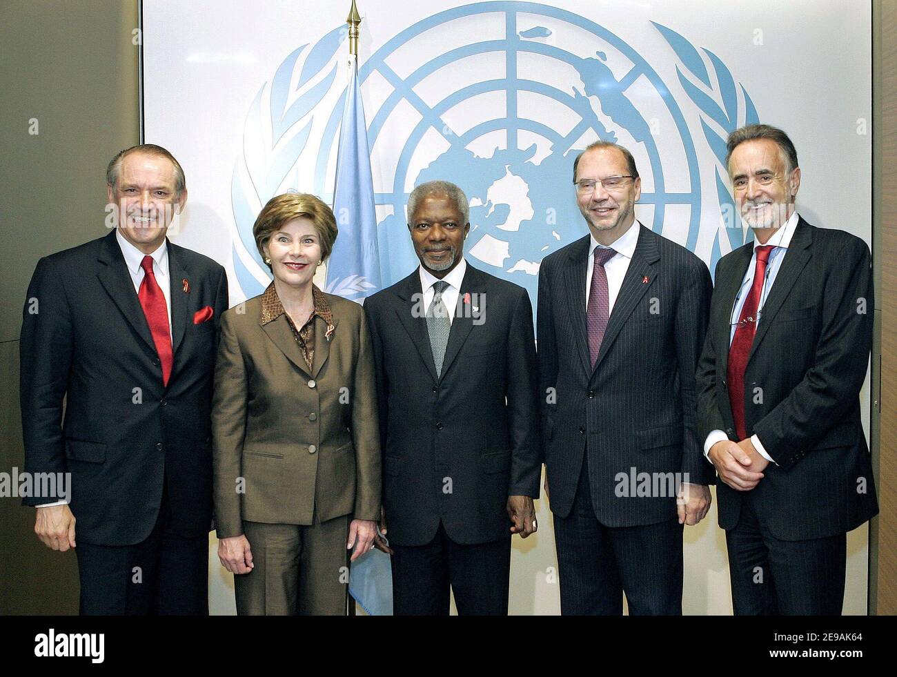 Generalsekretär Kofi Annan (Dritter von links) trifft sich mit Laura Bush zweiter von links), First Lady der Vereinigten Staaten von Amerika, Jan Eliasson (links), Präsident der 60. Sitzung der Generalversammlung, Peter Piot (vierter von links), Exekutivdirektor des Gemeinsamen Programms der Vereinten Nationen zu HIV/AIDS, (UNAIDS) und Richard Feacham, Exekutivdirektor des Globalen Fonds am Hauptsitz der Vereinten Nationen in New York, am Freitag, den 2. Juni 2006. Foto von UN Photo via ABACAPRESS.COM Stockfoto