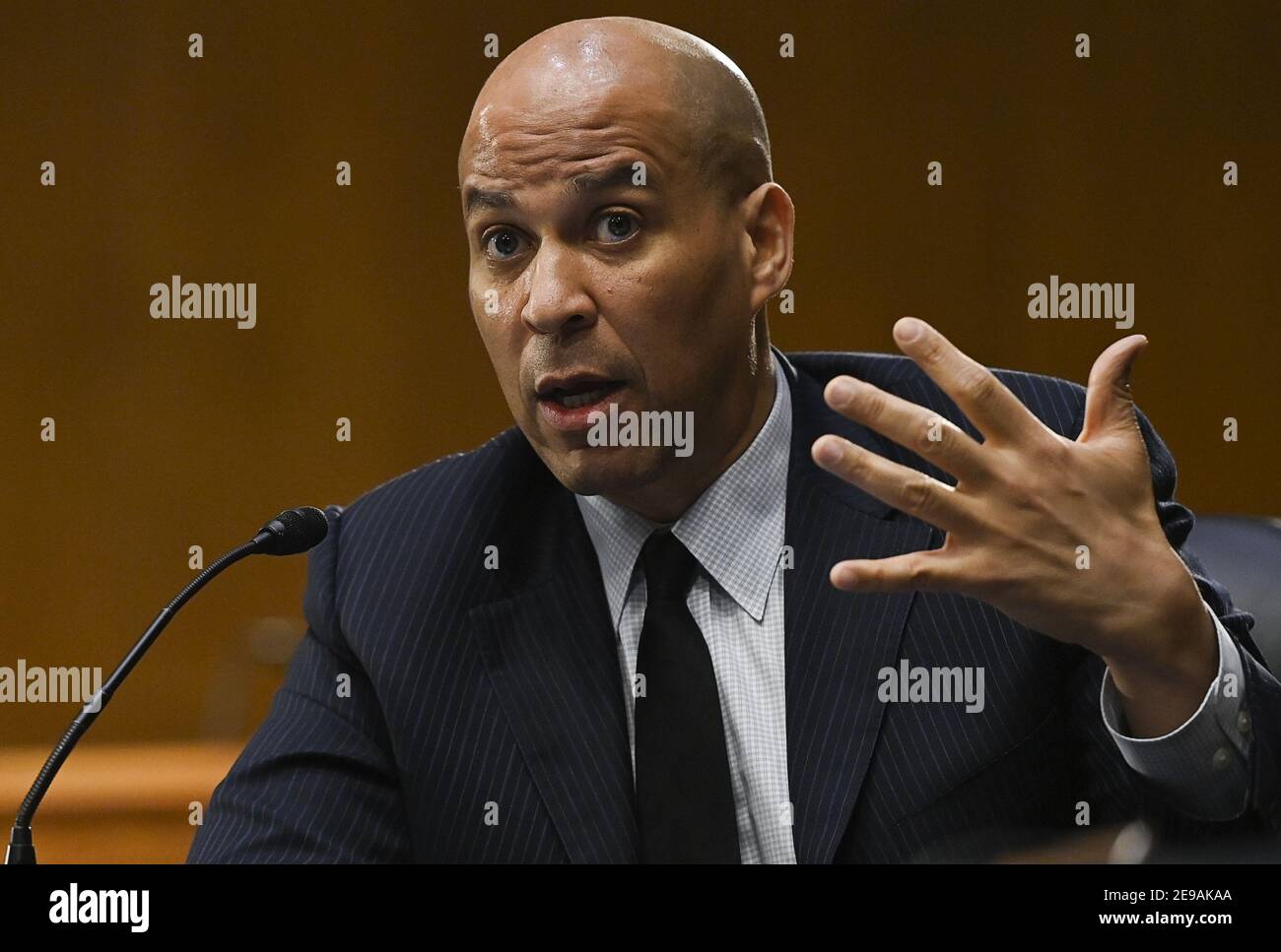 Washington, Usa. Februar 2021, 03rd. Der US-Senator Cory Booker (D-NJ) spricht während einer Anhörung des Ausschusses für Umwelt und öffentliche Arbeiten des Senats über Michael Regans Ernennung zum Administrator der Umweltschutzbehörde (EPA) auf dem Capitol Hill in Washington, 3. Februar 2021. Pool Foto von Brandon Bell/UPI Kredit: UPI/Alamy Live News Stockfoto