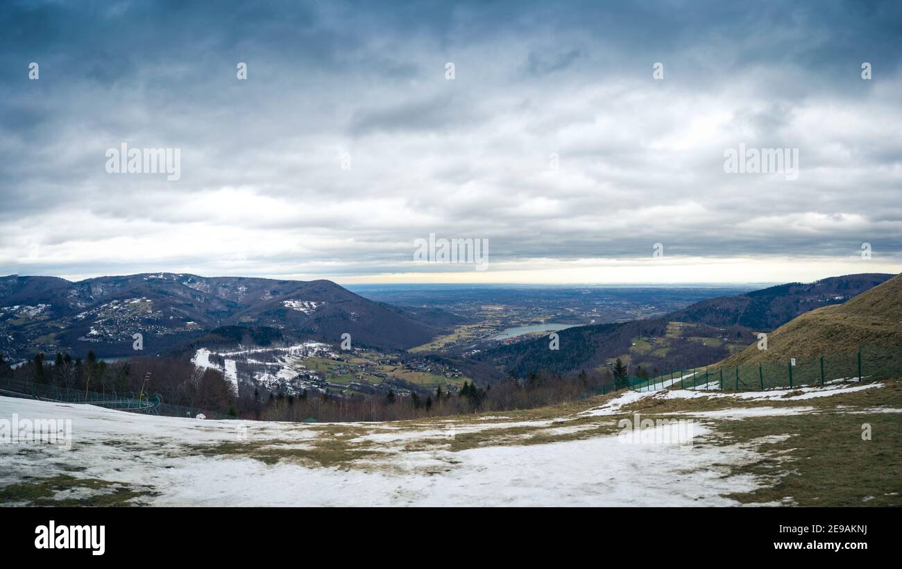MIEDZYBRODZIE ZYWIECKIE, POLEN - 24. Jan 2021: Panorama vom Berg ZAR bis zum Nordhang Stockfoto